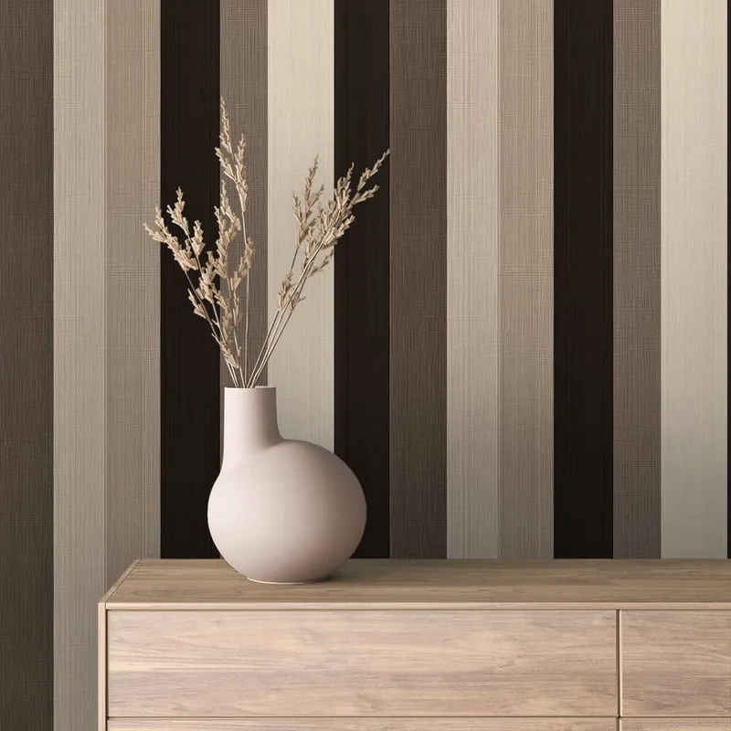 STRIPED 0029 ambientado en una pared